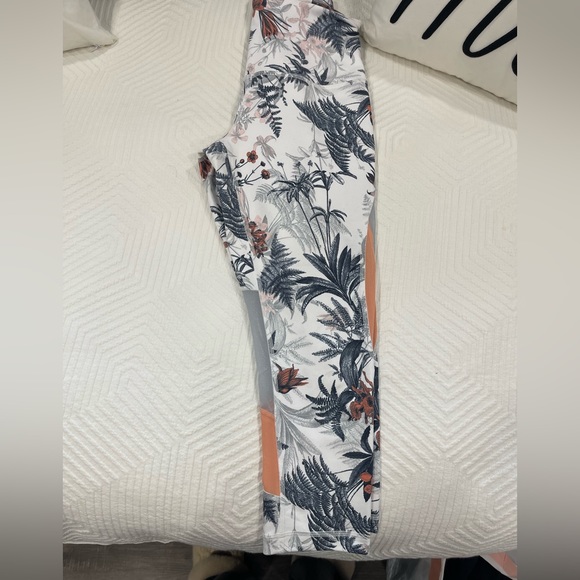 NWOT Zella Yoga Legging Floral Design Cropped - Picture 3 of 6